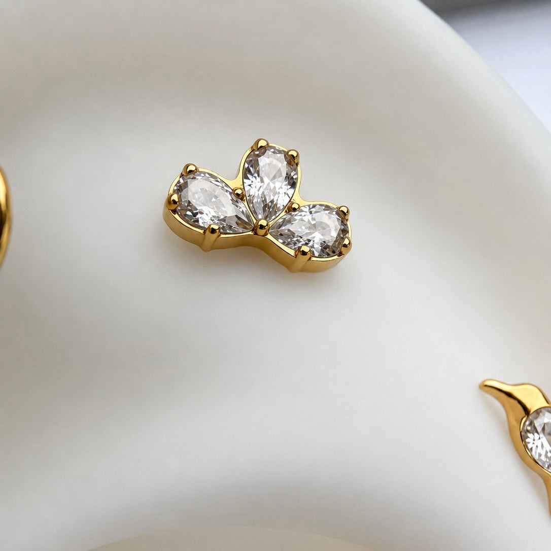 KOLCZYK DO PIERCINGU UCHA – LABRET Z TRZEMA BIAŁYMI CYRKONIAMI – SREBRNY