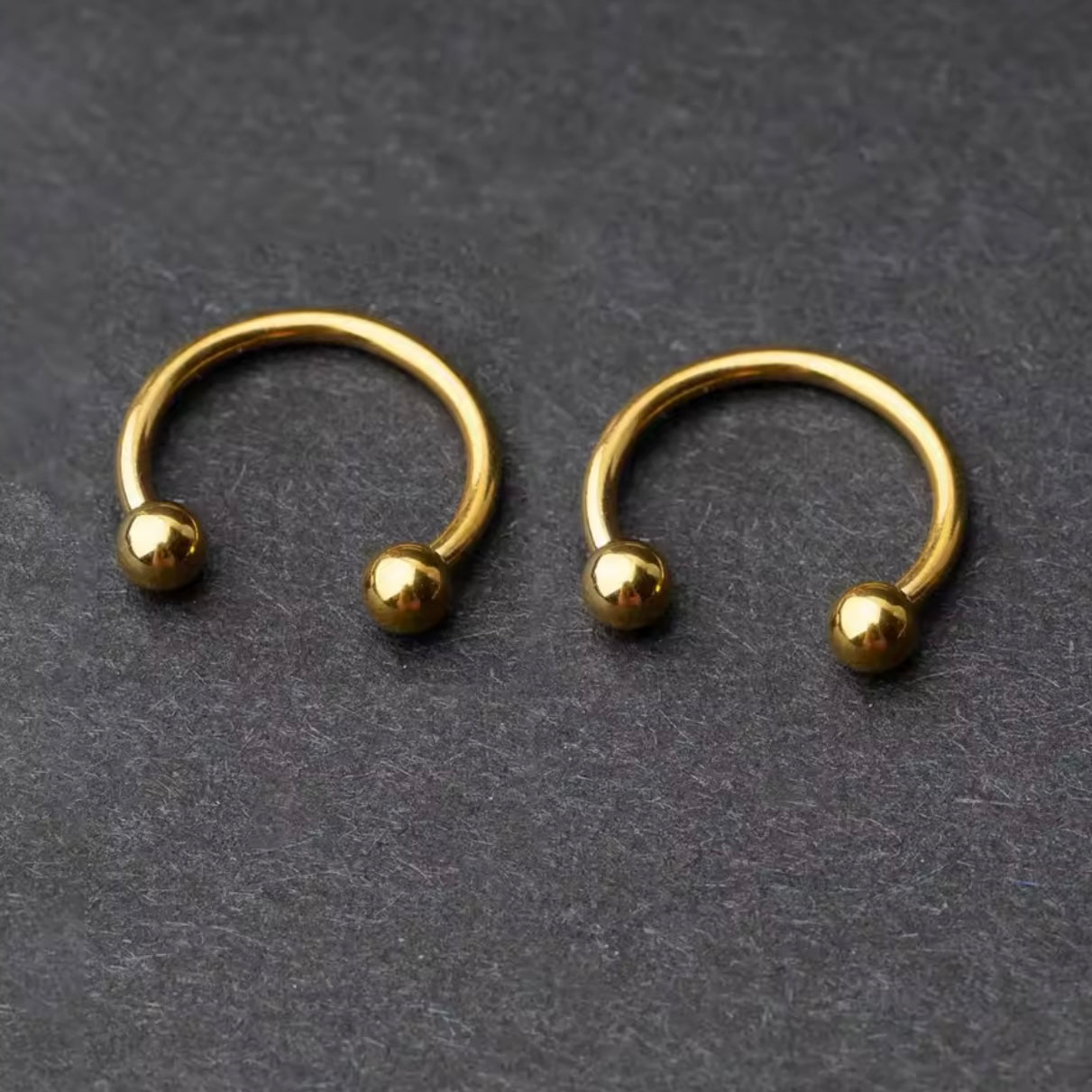 TYTANOWA PODKOWA Z DWOMA KULKAMI – GWINT ZEWNĘTRZNY ZŁOTA