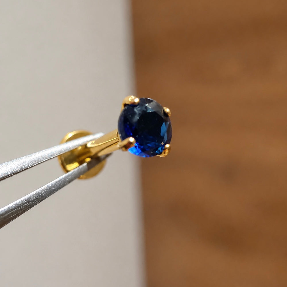 Tytanowy labret z kolorową cyrkonią – kolczyk do piercingu ucha – złoty