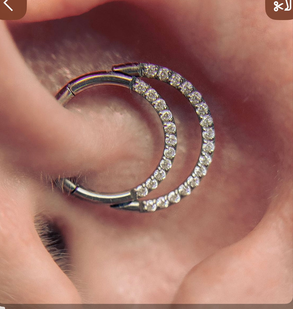 Tytanowy podwójny clicker do piercingu ucha z cyrkoniami – srebrny