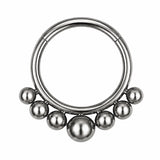 Kolczyk do piercingu ucha – tytanowy clicker z kulkami – srebrny