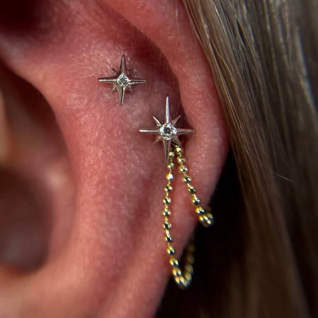 Tytanowy kolczyk gwiazda z cyrkonią – srebrny  kolczyk do piercingu