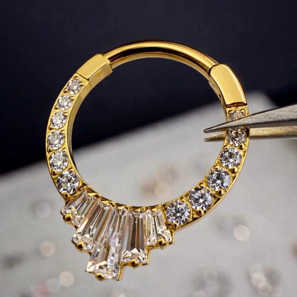 Tytanowe kółko CLICKER  złoty z bialymi cyrkoniami PIERCING kolczyk