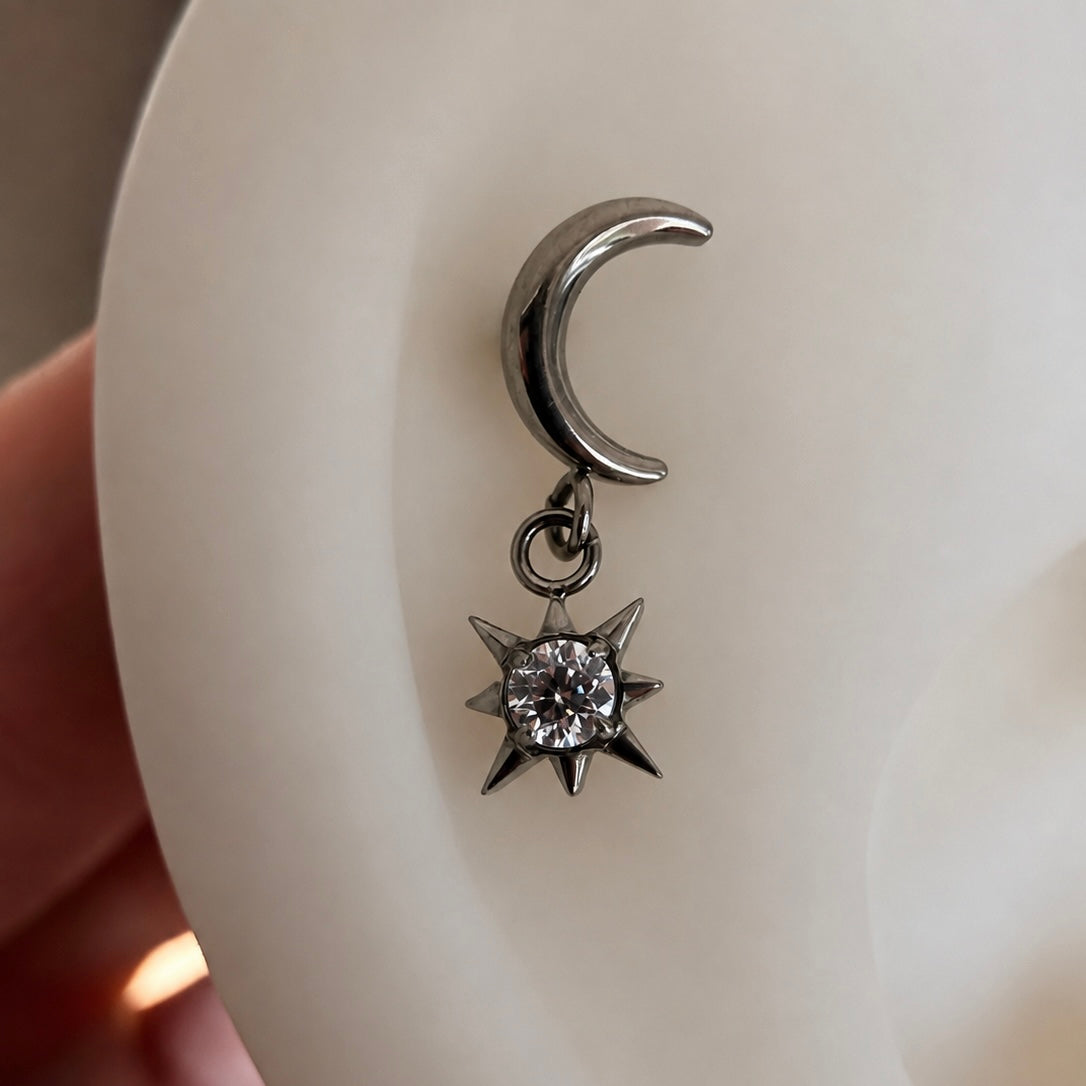 Tytanowy labret do piercingu ucha Księżyc z zawieszką Gwiazda – srebrny