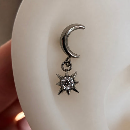 Tytanowy labret do piercingu ucha Księżyc z zawieszką Gwiazda – srebrny