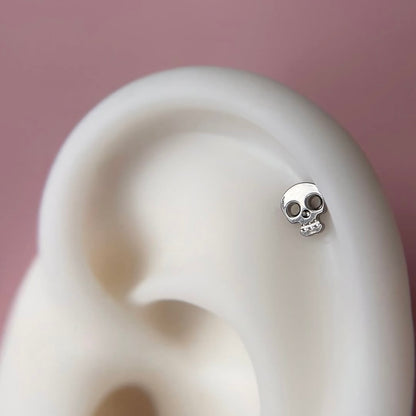 Tytanowy labret do piercingu ucha z motywem czaszki – srebrny