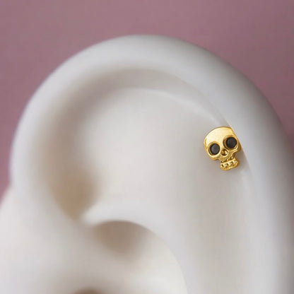Tytanowy labret do piercingu ucha z motywem czaszki – złoty