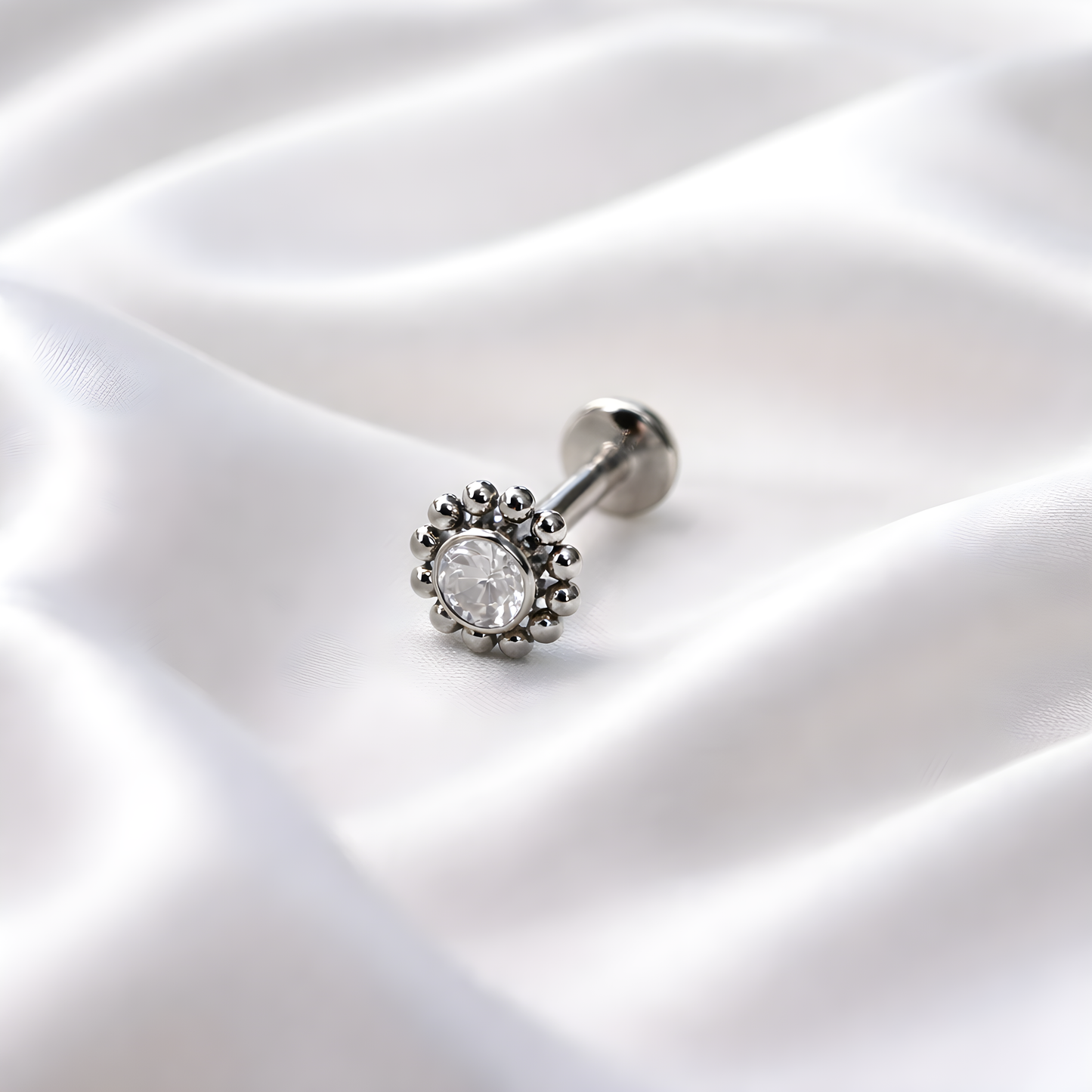 KOLCZYK LABRET Z TYTANU Z CYRKONIĄ –SREBRNY