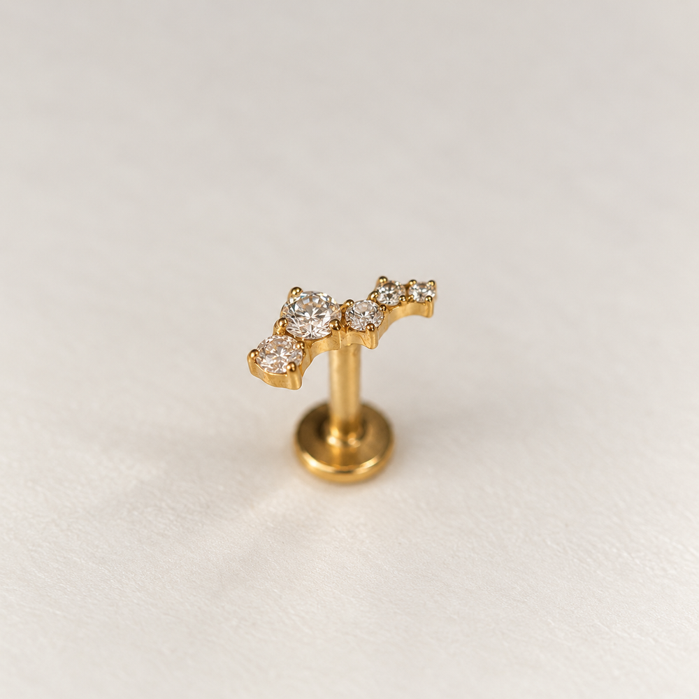 Tytanowy labret Cluster do piercingu ucha z białymi cyrkoniami, złoty