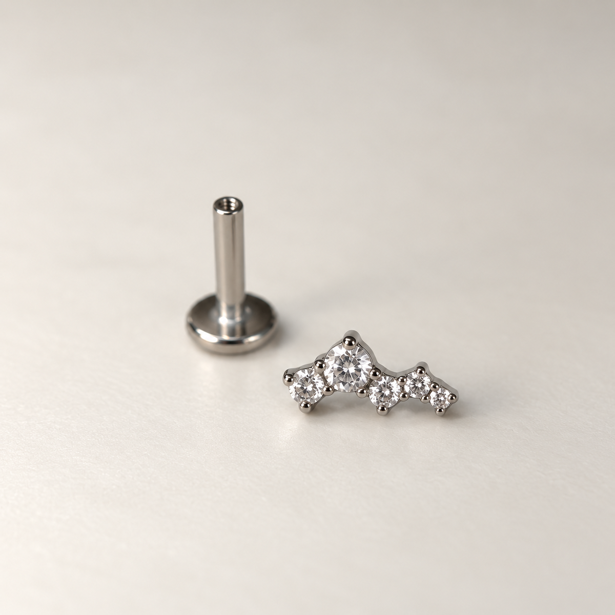 Tytanowy labret Cluster do piercingu ucha z białymi cyrkoniami, srebrny