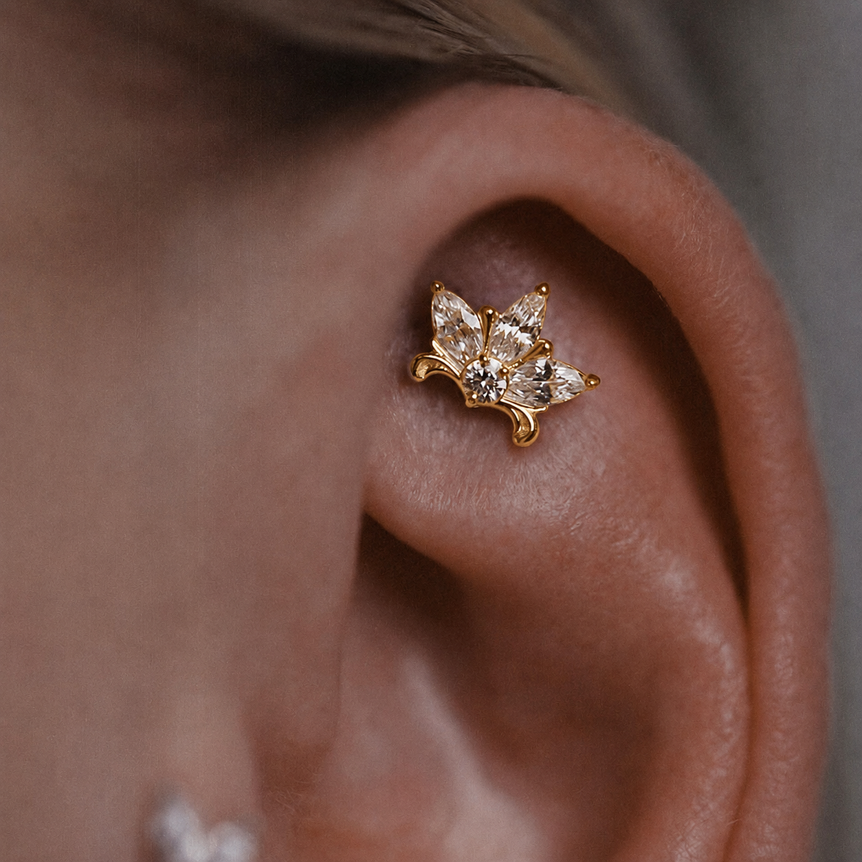 TYTANOWY KOLCZYK DO PIERCINGU UCHA – LABRET KWIAT Z CYRKONIAMI – ZŁOTY