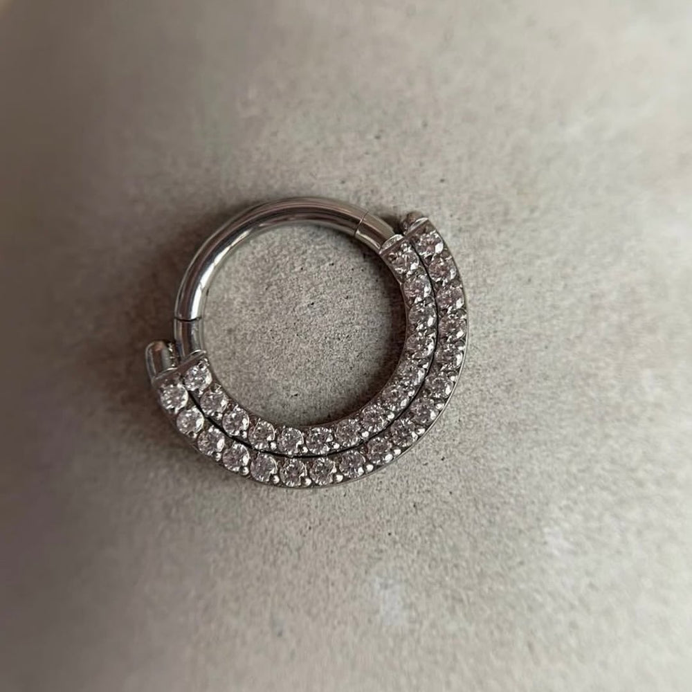 Tytanowy clicker srebny  podwójny  cyrkoniami – kolczyk do piercingu ucha
