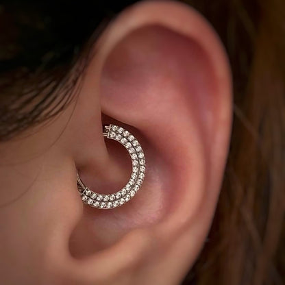 Tytanowy clicker srebny  podwójny  cyrkoniami – kolczyk do piercingu ucha