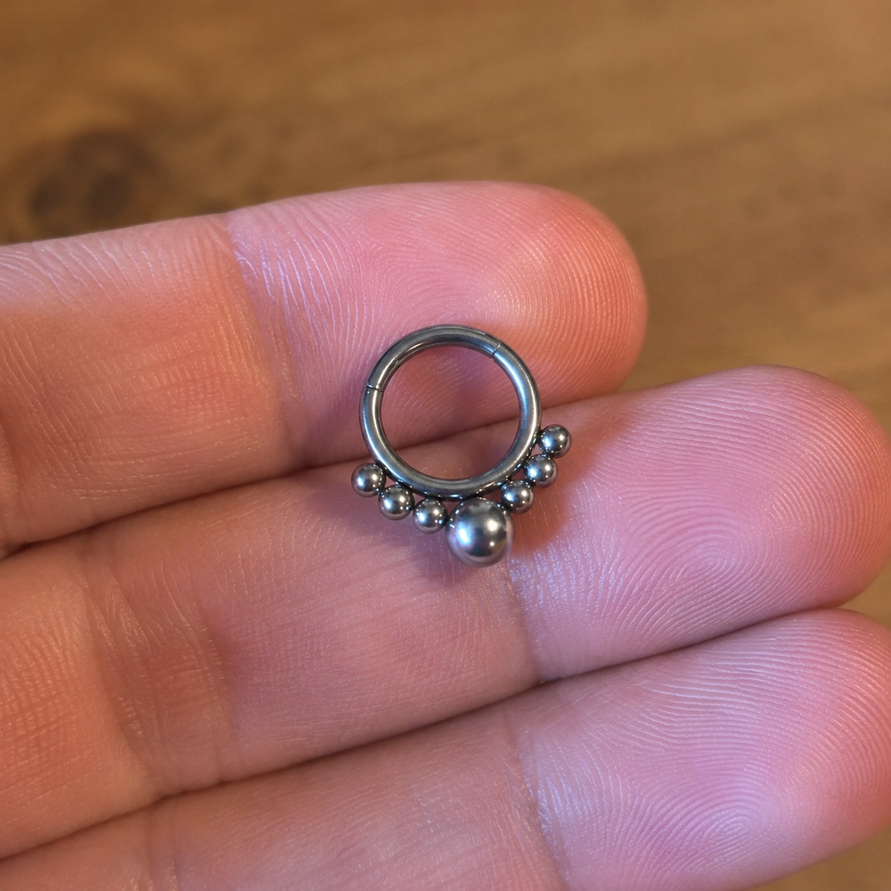 Kolczyk do piercingu ucha – tytanowy clicker z kulkami – srebrny