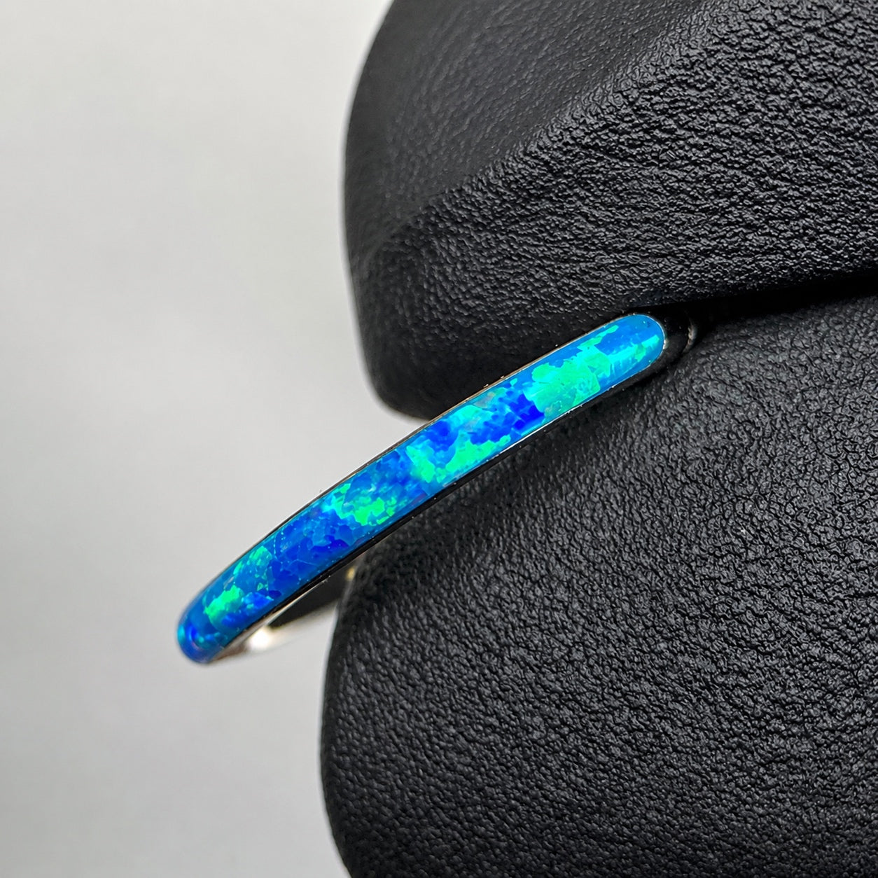 Tytanowy clicker  z opalem – kolczyk do piercingu ucha i nosa,srebrny