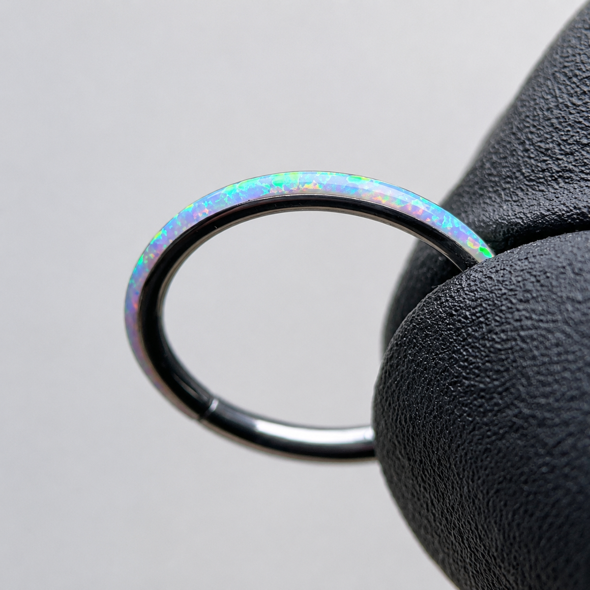 Tytanowy clicker  z opalem – kolczyk do piercingu ucha i nosa - srebrny
