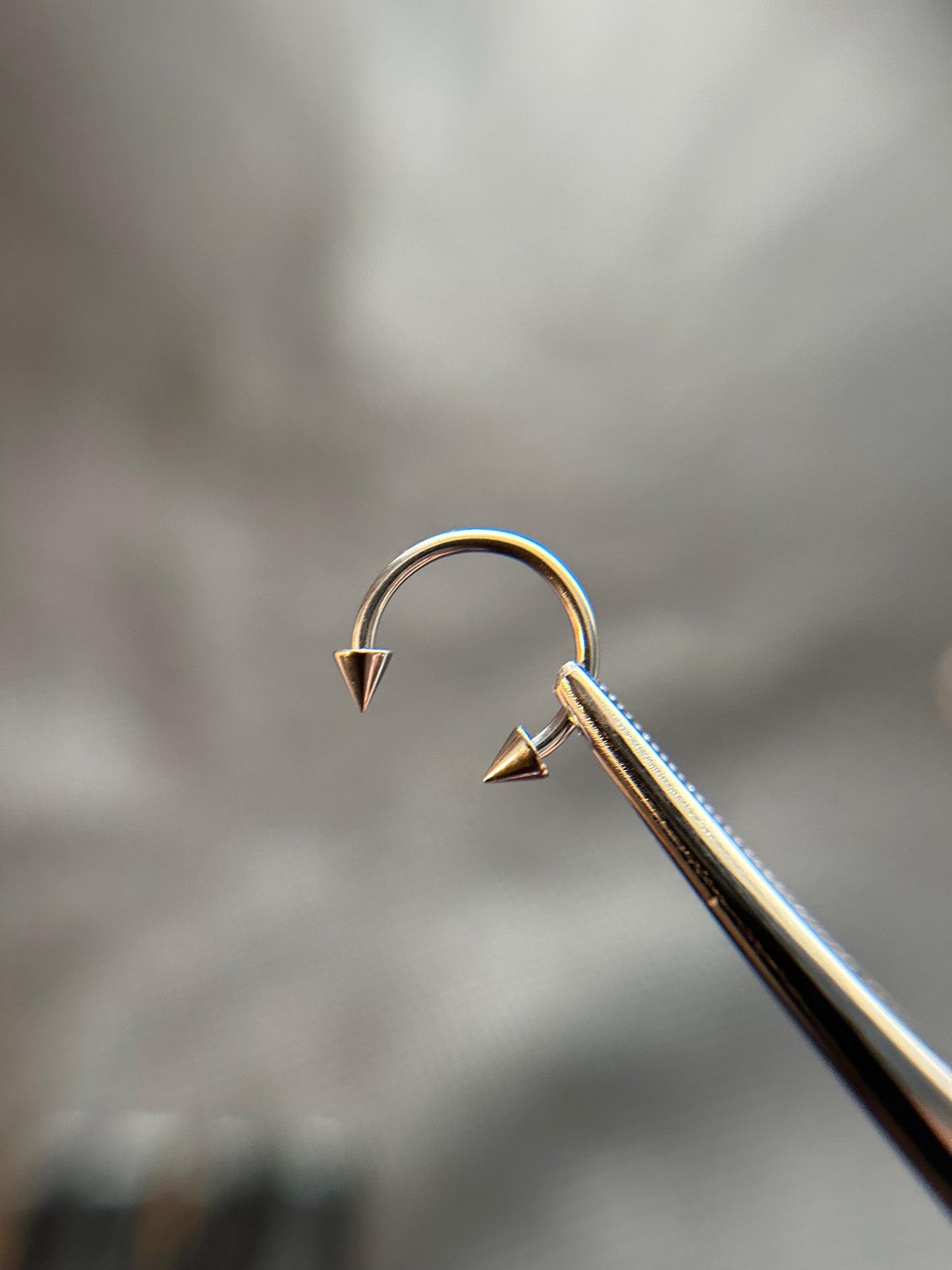 Tytanowa podkówka 'spike'