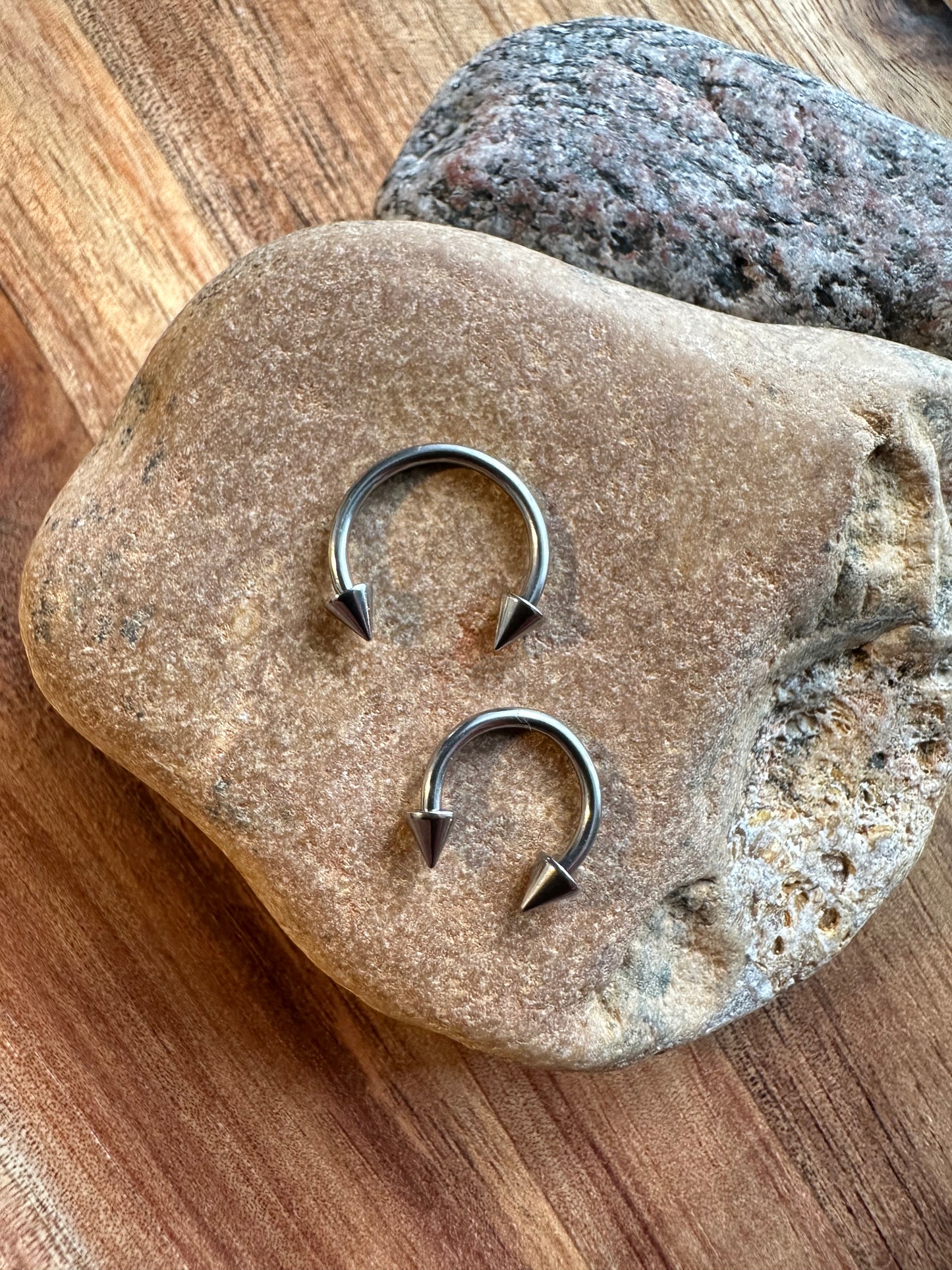 Tytanowa podkówka 'spike'