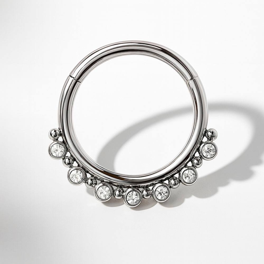 Tytanowy clicker z białymi cyrkoniami i kuleczkami