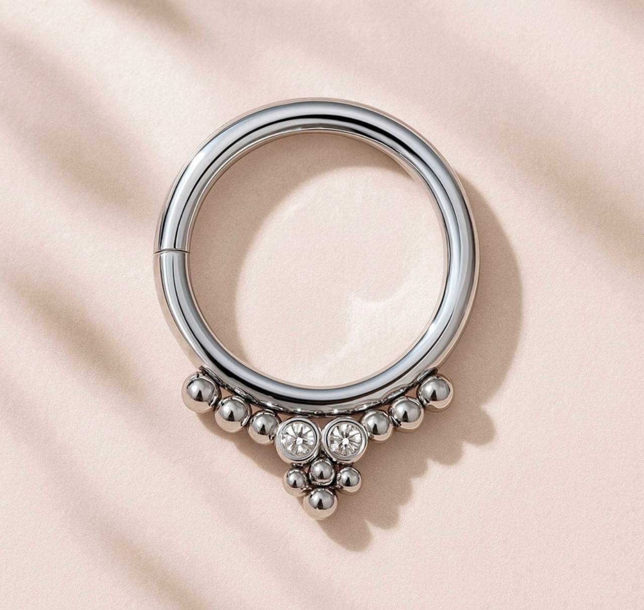 Tytanowy clicker G23 do piercingu ucha-srebrny kolczyk z cyrkoniami