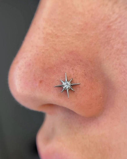 Tytanowy kolczyk gwiazda z cyrkonią – srebrny G23 kolczyk do piercingu