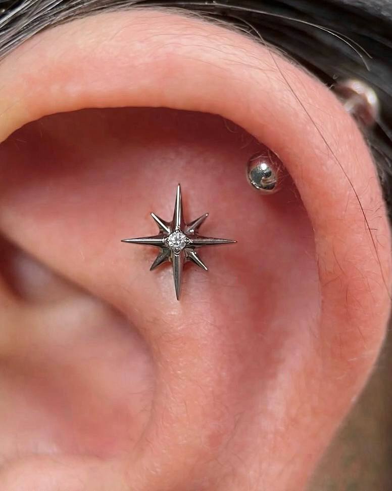 Tytanowy kolczyk gwiazda z cyrkonią – złoty G23 kolczyk do piercingu