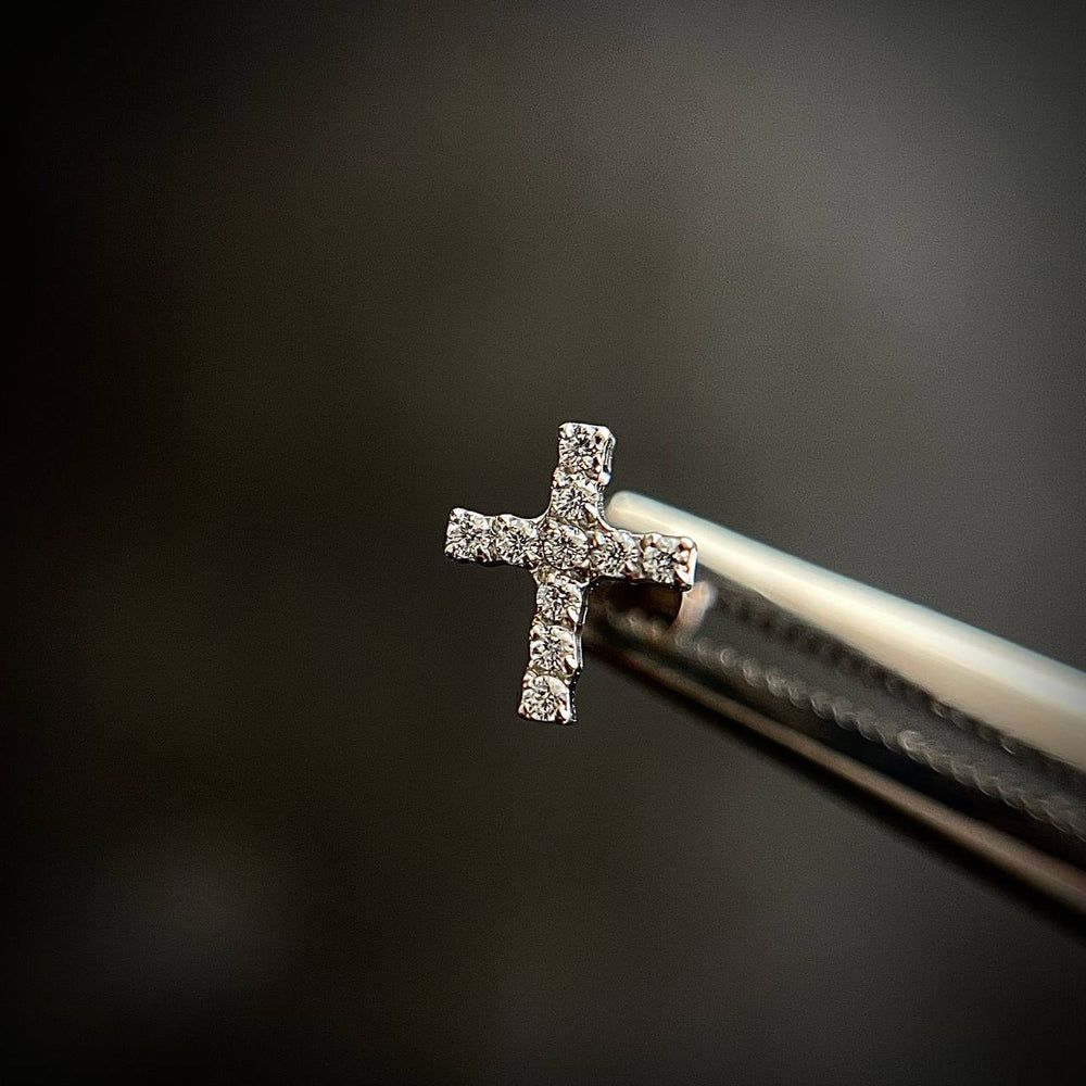 Tytanowy labret krzyżyk z cyrkoniami – srebrny kolczyk do piercingu G23