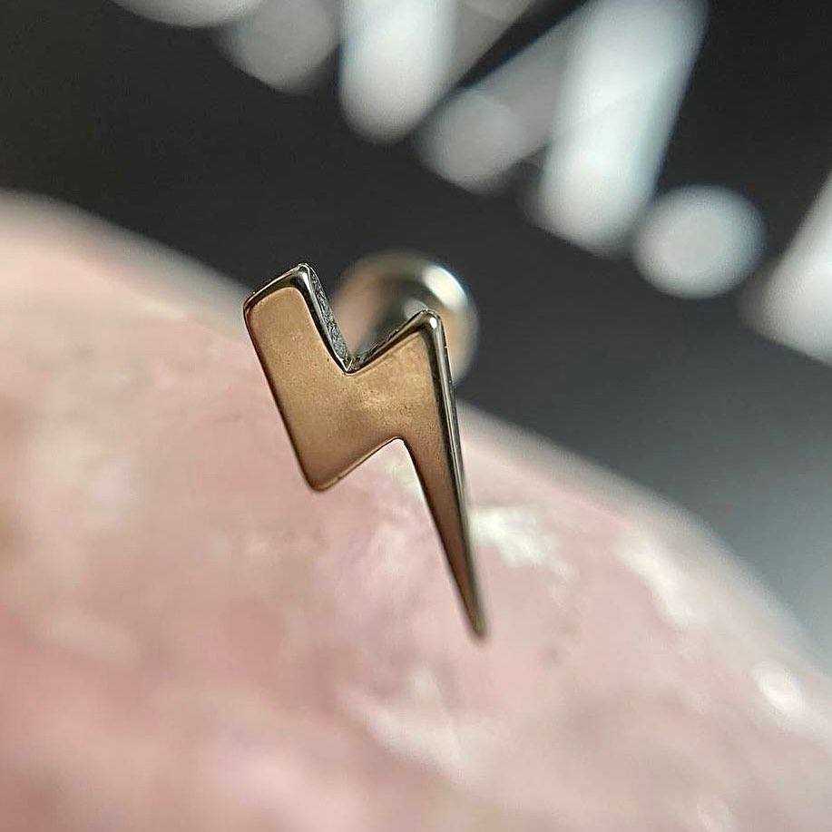 Tytanowy srebrny labret G23 z piorunem – kolczyk do piercingu