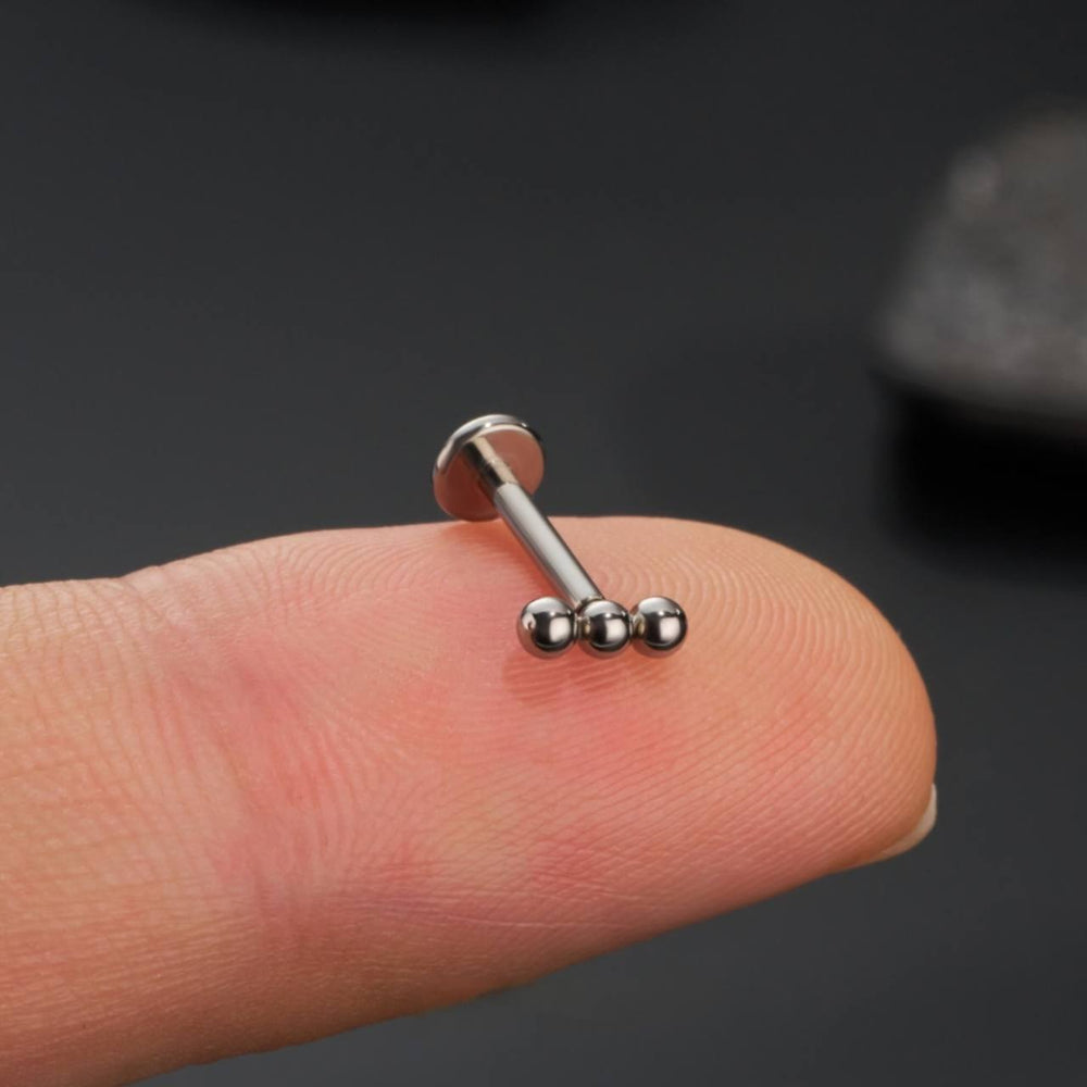 Tytanowy srebrny labret G23 z trzema kulkami – kolczyk do piercingu