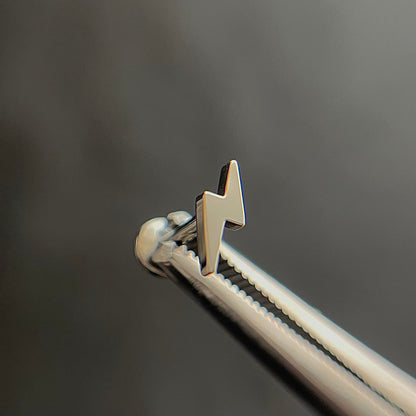 Tytanowy srebrny labret G23 z piorunem – kolczyk do piercingu