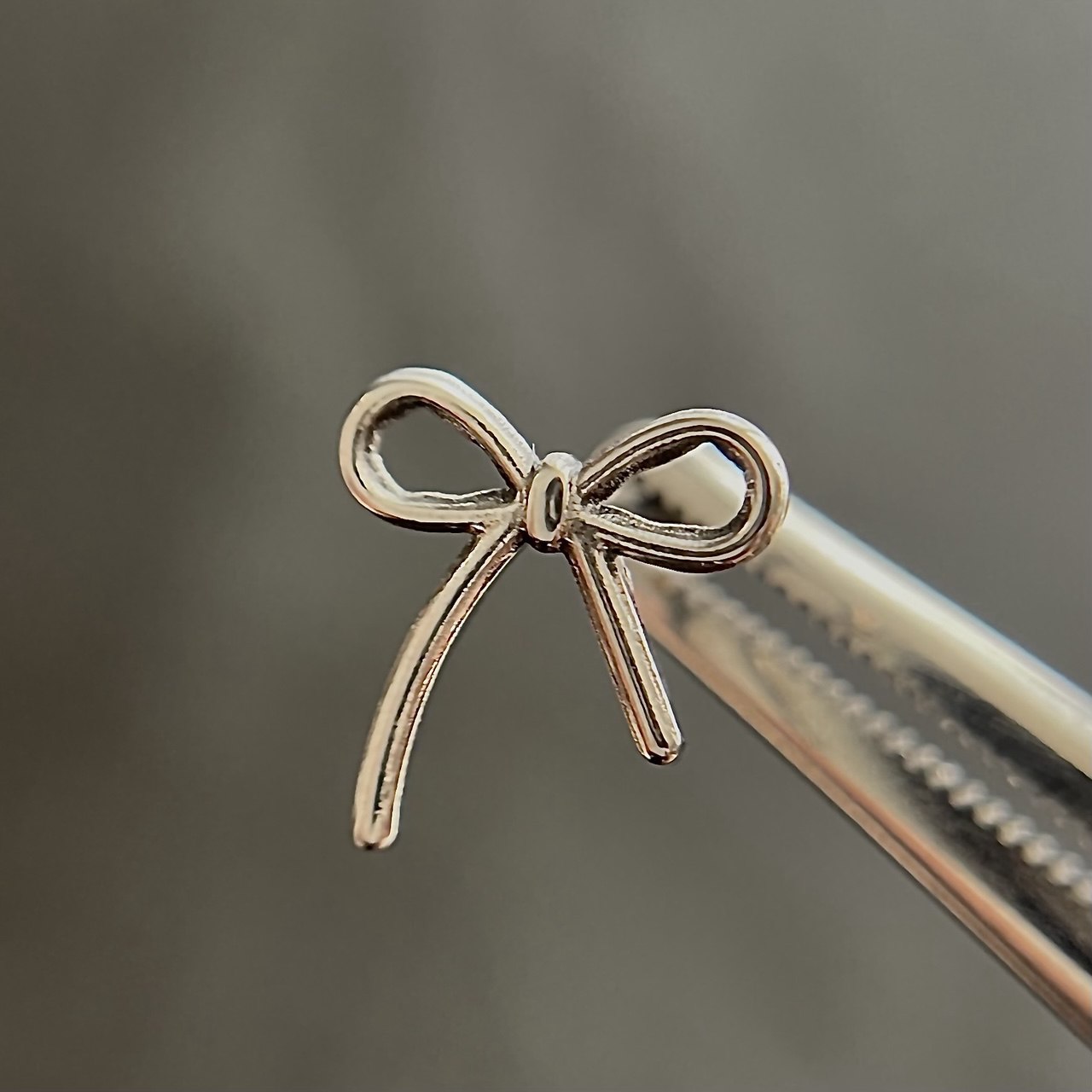 Tytanowy srebrny labret G23 z kokardką – kolczyk do piercingu