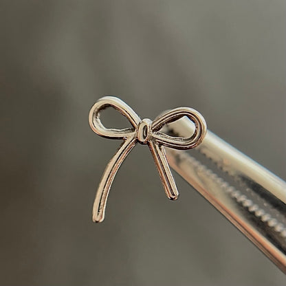 Tytanowy srebrny labret G23 z kokardką – kolczyk do piercingu