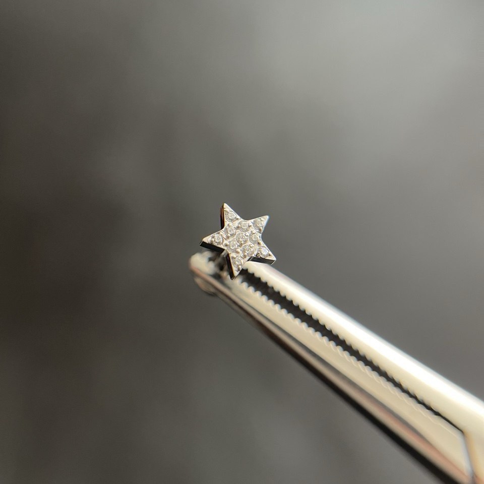 Tytanowy labret gwiazda z cyrkoniami – srebrny kolczyk do piercingu G23