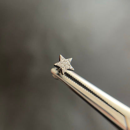 Tytanowy labret gwiazda z cyrkoniami – srebrny kolczyk do piercingu G23