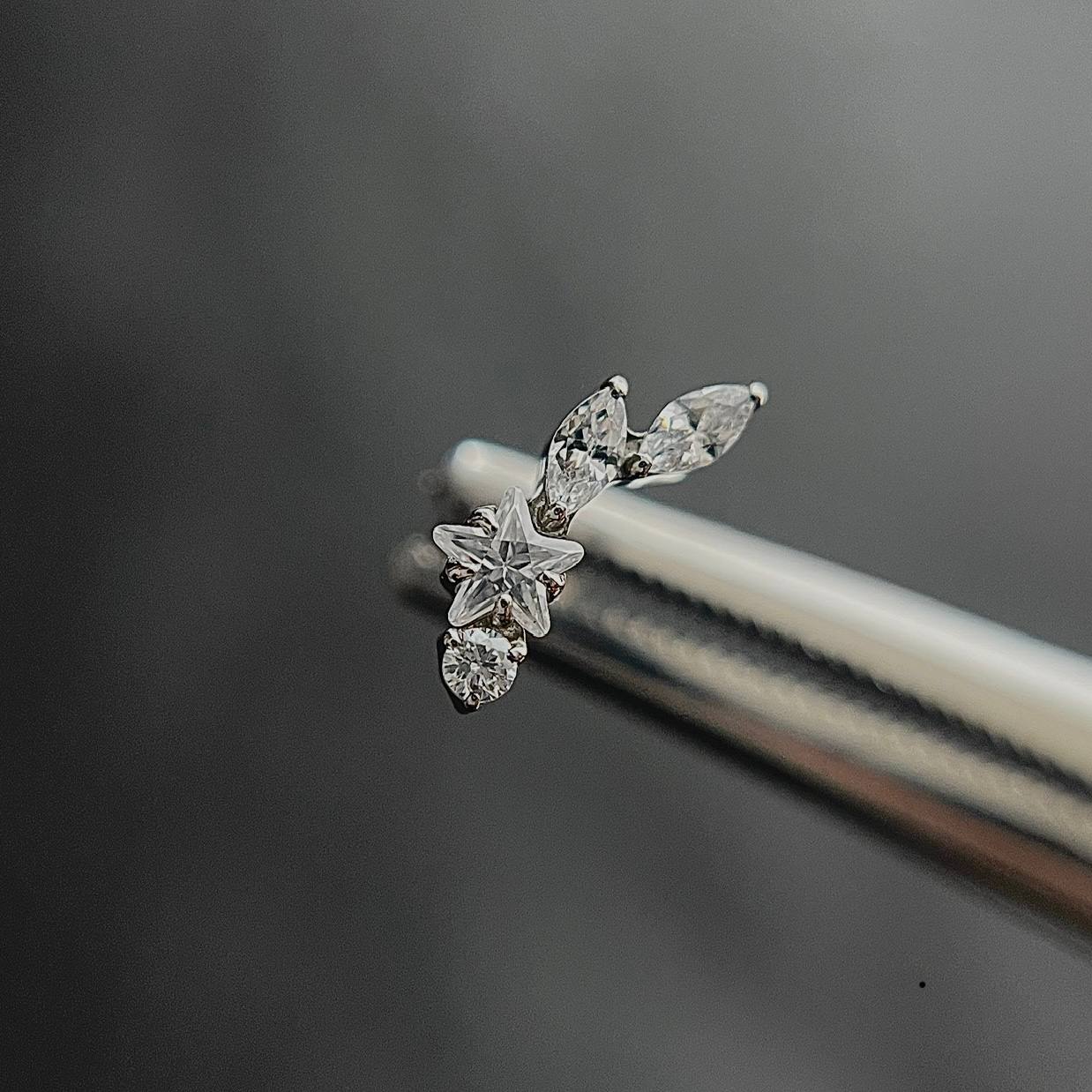 Tytanowy srebny  labret  z białymi cyrkoniami –  kolczyk do piercingu