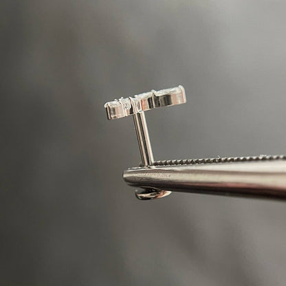 Tytanowy srebny  labret  z białymi cyrkoniami –  kolczyk do piercingu