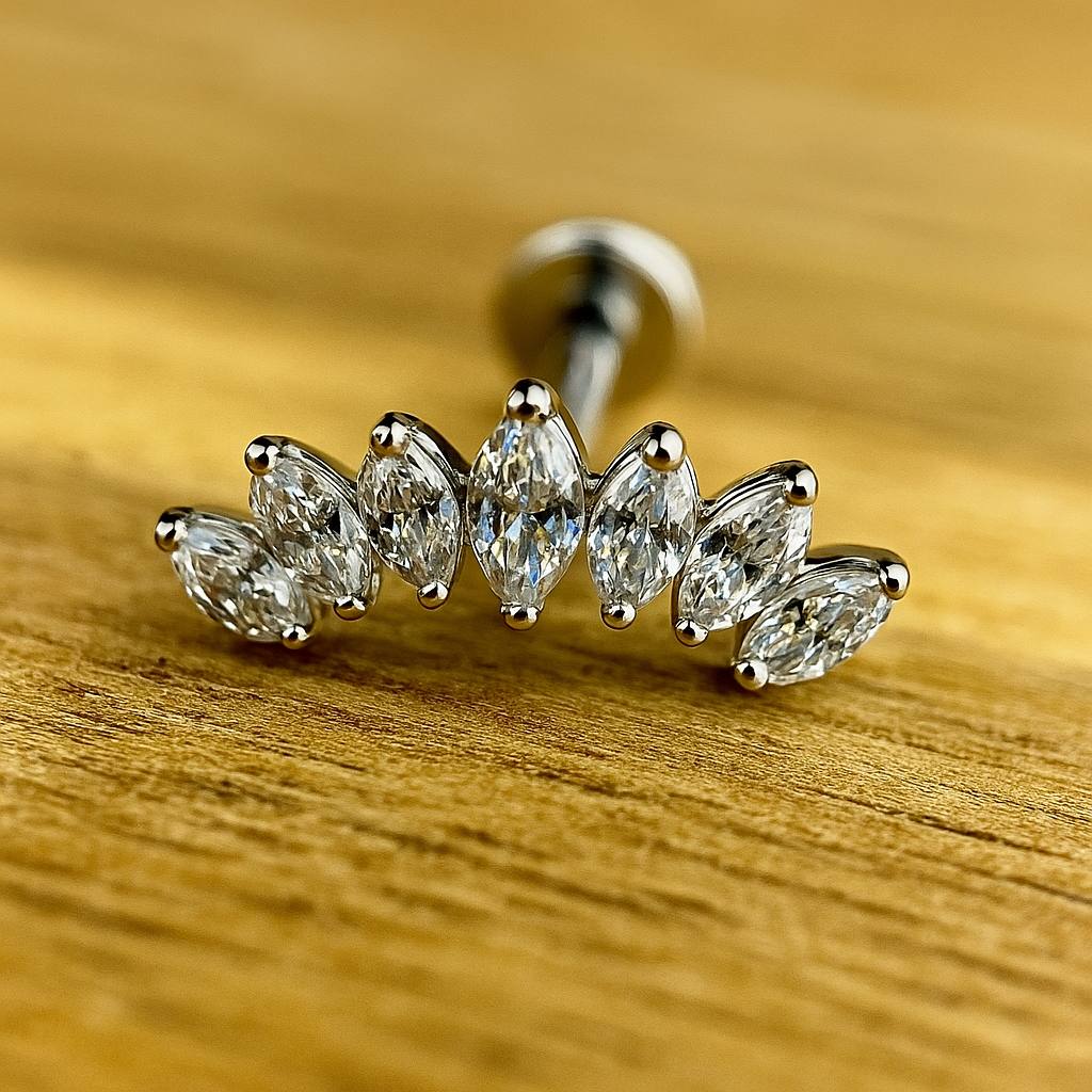 Tytanowy srebrny labret G23 – cluster z białymi cyrkoniami, kolczyk do piercingu