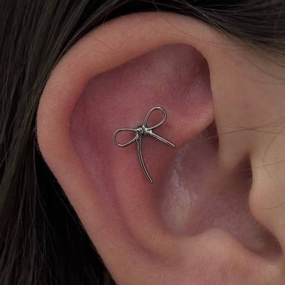 Tytanowy srebrny labret G23 z kokardką – kolczyk do piercingu