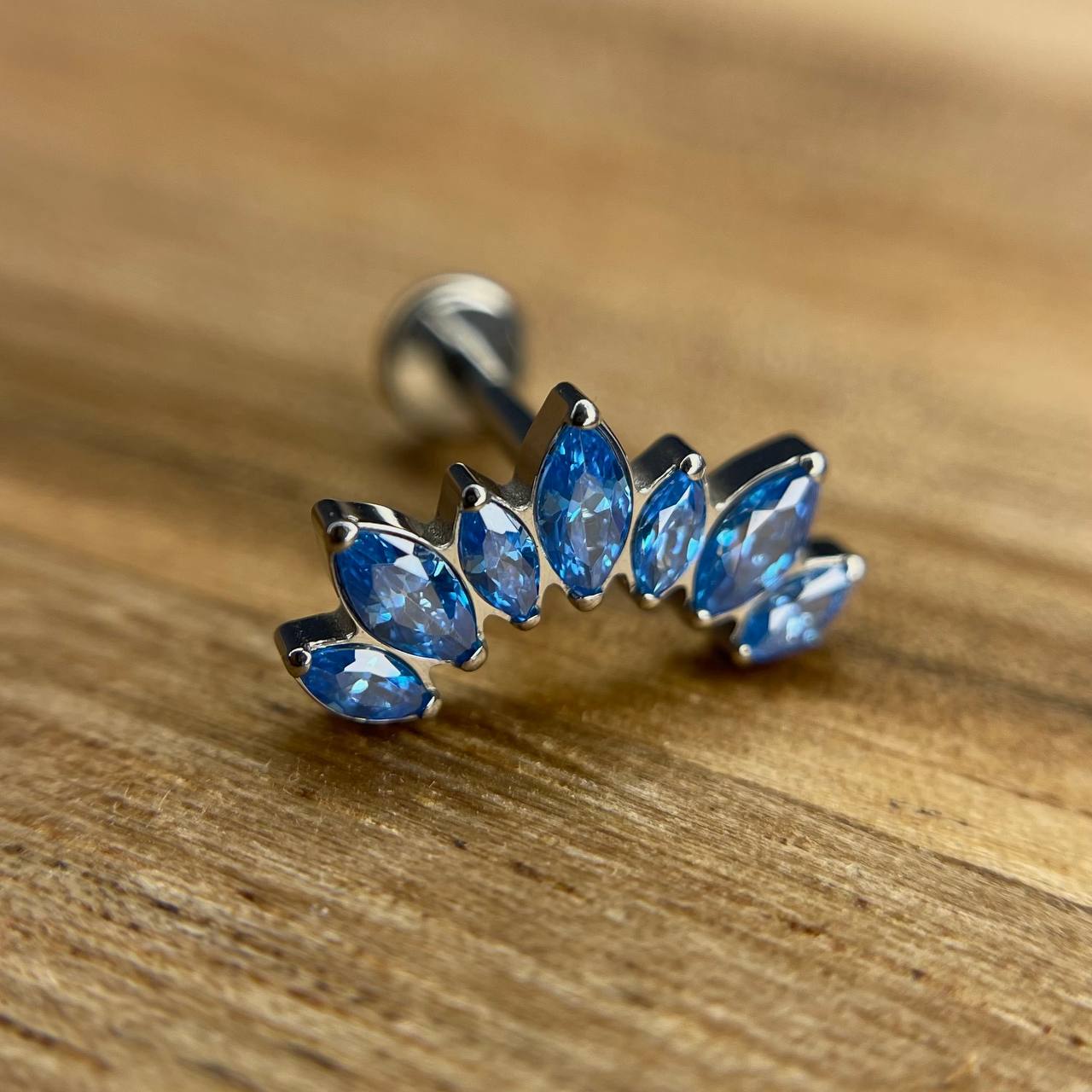 Tytanowy srebrny labret G23 – cluster z niebieskimi cyrkoniami, kolczyk do piercingu