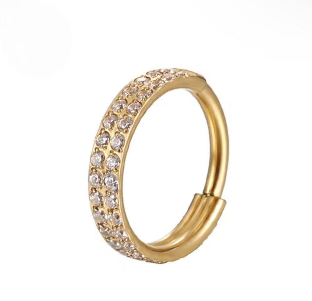 Złoty tytanowy clicker G23 z podwójnym rzędem cyrkonii – kolczyk do piercingu ucha