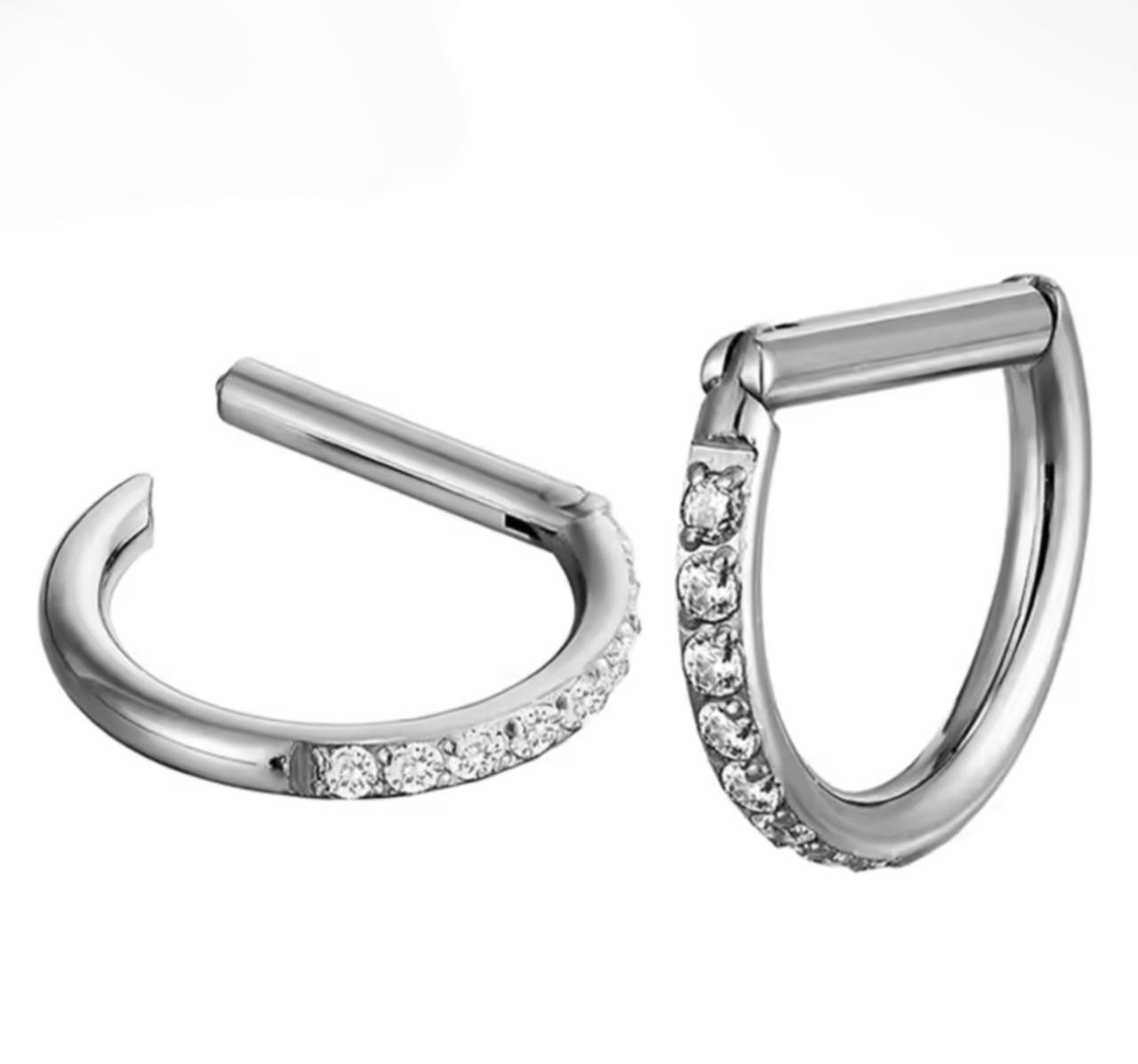 Tytanowy clicker srebny  z cyrkoniami – kolczyk do piercingu ucha