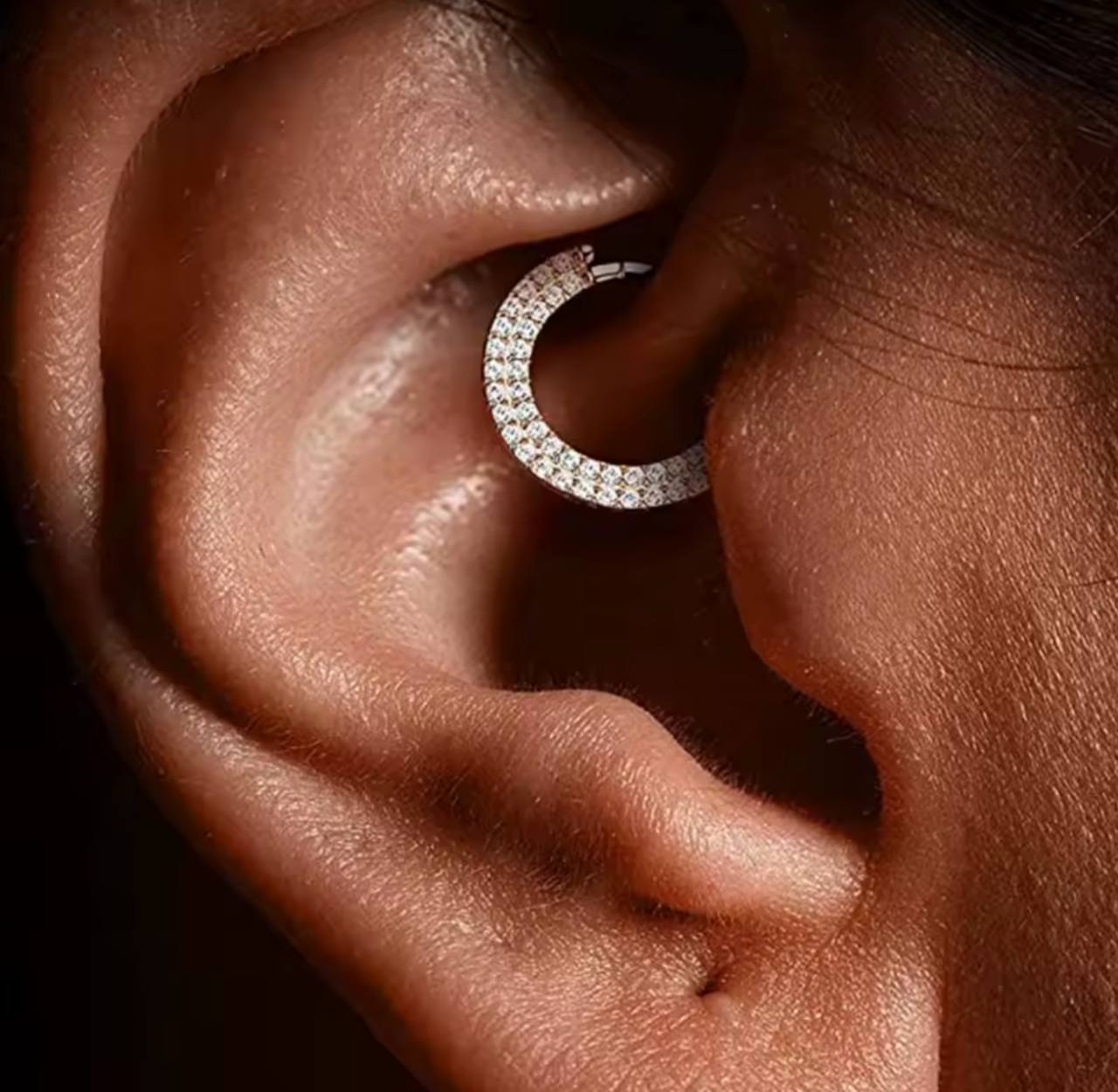 Tytanowy clicker srebny  podwójny  cyrkoniami – kolczyk do piercingu ucha