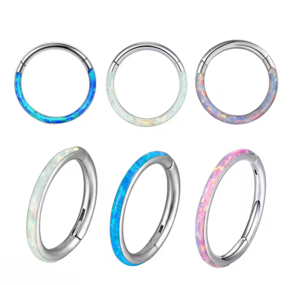 Tytanowy clicker srebrny  z niebieskim opalem – kolczyk do piercingu ucha i nosa