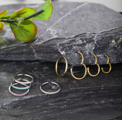 Tytanowe kółko clicker złoty z białymi cyrkoniami  kolczyk