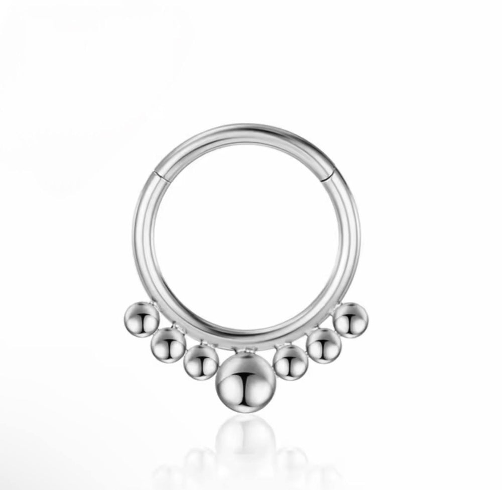 Tytanowy clicker srebrny G23 z kulkami – kółko do piercingu ucha i nosa