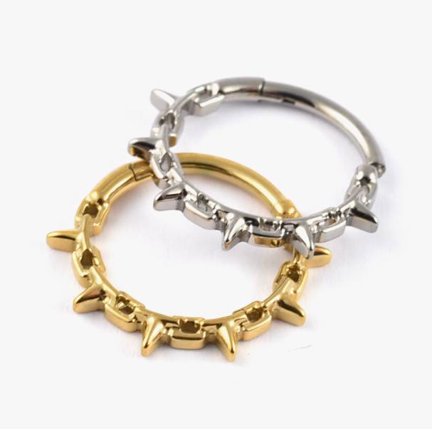 Tytanowy clicker G23 z ćwiekami – srebrny kolczyk do piercingu septum i daith