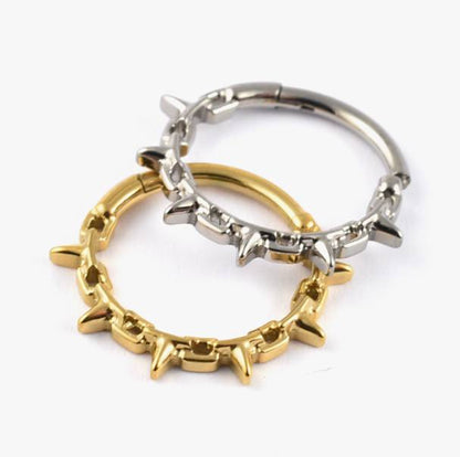 Tytanowy clicker G23 z ćwiekami – srebrny kolczyk do piercingu septum i daith