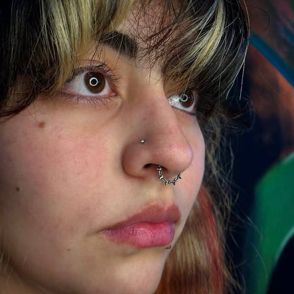 Tytanowy clicker G23 z ćwiekami – srebrny kolczyk do piercingu septum i daith