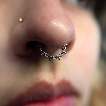 Tytanowy clicker G23 z ćwiekami – srebrny kolczyk do piercingu septum i daith