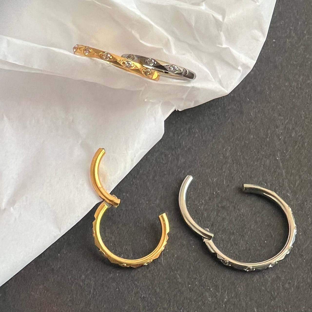 Tytanowy kolczyk CLICKER srebrny z cyrkoniami – kółko do piercingu helix conch